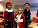 2 pieten uit groep 4 samen met een Sinterklaas uit groep 3.